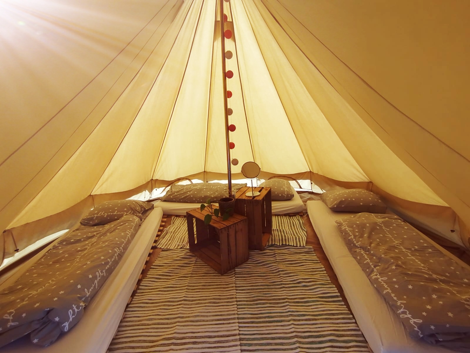 Tentes tipi aménagées au Spiritbird Camp